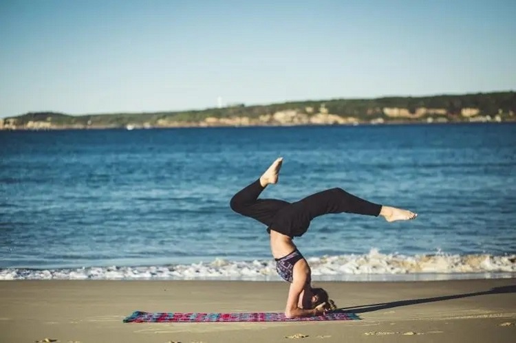 gör övningar på en yogamatta