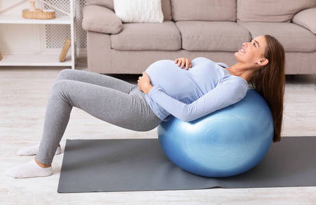 yogaboll för att framkalla förlossning